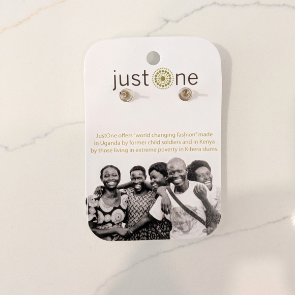 Just One - Heart-Shaped Earrings - Picture 2 of 3